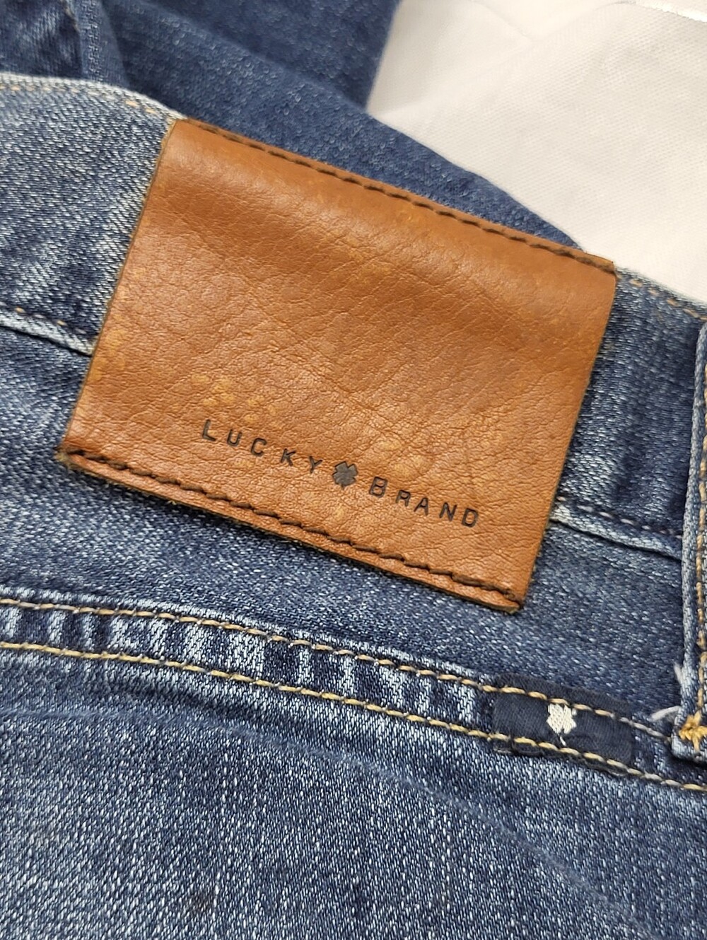 Lucky‎ Brand Men's 410 Athletic Fit Straight Leg Med Wash Blue Jeans Size 33/32 - Picture 4 of 10